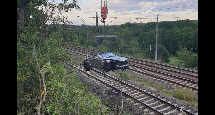 Luxusauto landet in Erfurt auf Bahngleisen