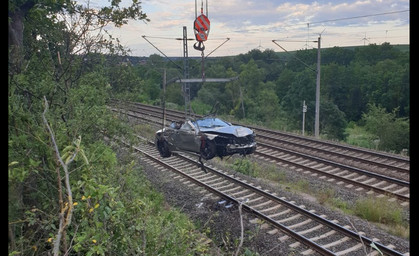 Luxusauto landet in Erfurt auf Bahngleisen