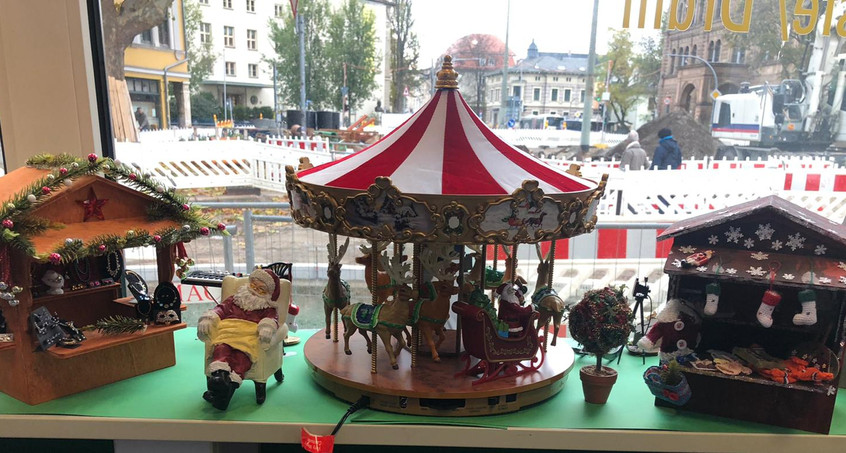 Miniatur-Weihnachtsmarkt im Schaufenster