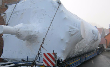 Schwerlasttransport blockiert Ortseinfahrt