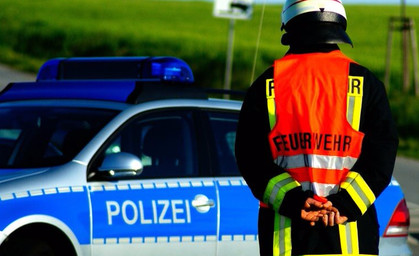 Auto prallt bei Schwarzburg gegen Felswand - Fahrer eingeklemmt