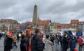 Teilnehmer der Kundgebung auf dem Erfurter Domplatz