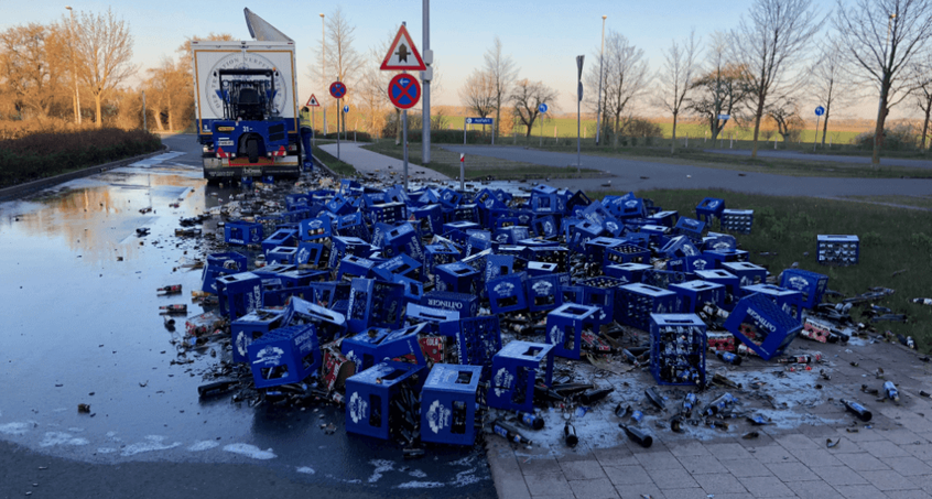 Lkw-Fahrer verliert Bierkisten