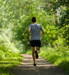 Laufen, Joggen, Walking - die sportliche Fortbewegung auf zwei Füßen ist immerhin bei jedem 13. Umfrageteilnehmer die liebste sportliche Betätigung. FotoDuets / essentials / istock