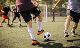 Fußball ist die Lieblingssportart von 13,8 % der Thüringer Umfragenteilnehmer. Für viele sowohl als Hobbysportler, als auch als Fan. Foto: Pekic / signature / istock