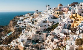 Weißgetünchte Häuser, malerische kleine Gassen, spektakulären Steilküsten - all das und vieles mehr hat Urlaub in Griechenland zu bieten.