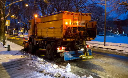 Viele Unfälle auf glatten Straßen und Gehwegen