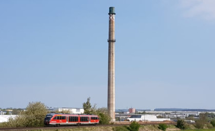 99 Meter hoher Schornstein wird in Leinefelde gesprengt