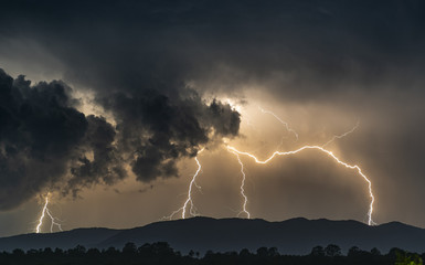 Warnung vor schweren Gewittern – auch Tornados möglich