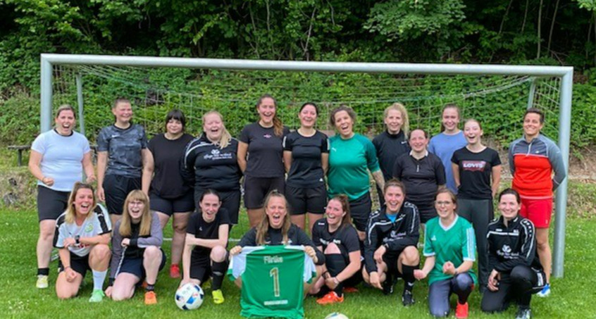 Fußballerinnen des SV Förtha - Unkeroda im Training mit Europameisterin Eve Böttcher