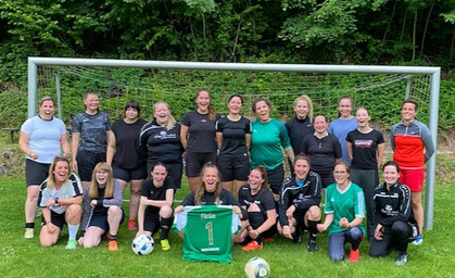 Fußballerinnen des SV Förtha - Unkeroda im Training mit Europameisterin Eve Böttcher