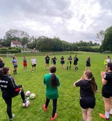 Fußballerinnen des SV Förtha - Unkeroda absolvierten ein Training mit Europameisterin Eve Böttcher. 