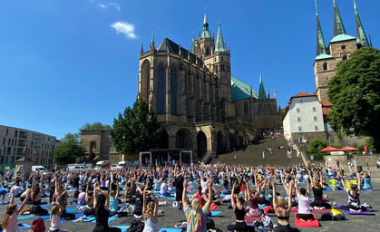 Hunderte Schüler aus ganz Thüringen lernen Yoga auf dem Domplatz 