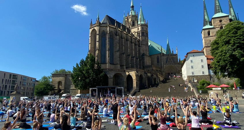 Hunderte Schüler aus ganz Thüringen lernen Yoga auf dem Domplatz 