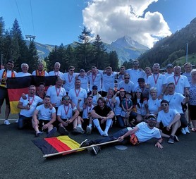 Das Team mit den mitgereisten Fans zum Abschluss!