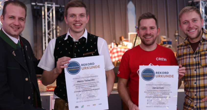 Musiker-Duo knackt Weltrekord im Harmonika-Spielen