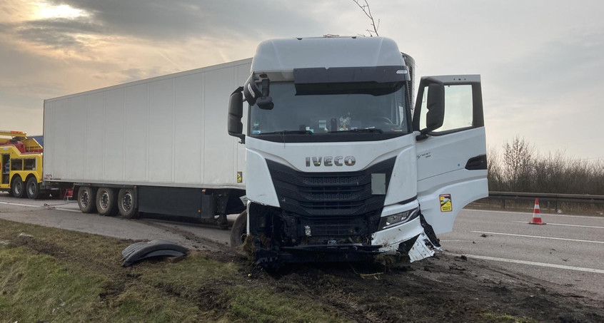 63.000 Euro Schaden: Alkoholisierter Lkw-Fahrer landet auf A4 in Graben