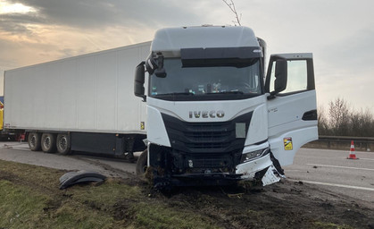 63.000 Euro Schaden: Alkoholisierter Lkw-Fahrer landet auf A4 in Graben