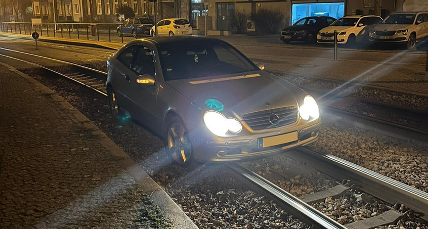 Ohne Fahrerlaubnis mit Mercedes im Gleisbett gelandet 