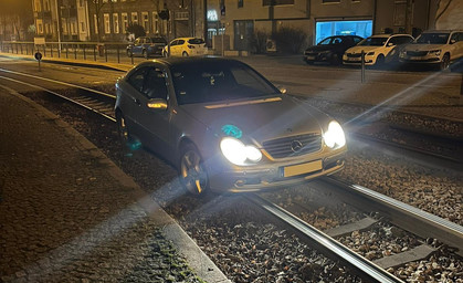 Ohne Fahrerlaubnis mit Mercedes im Gleisbett gelandet 