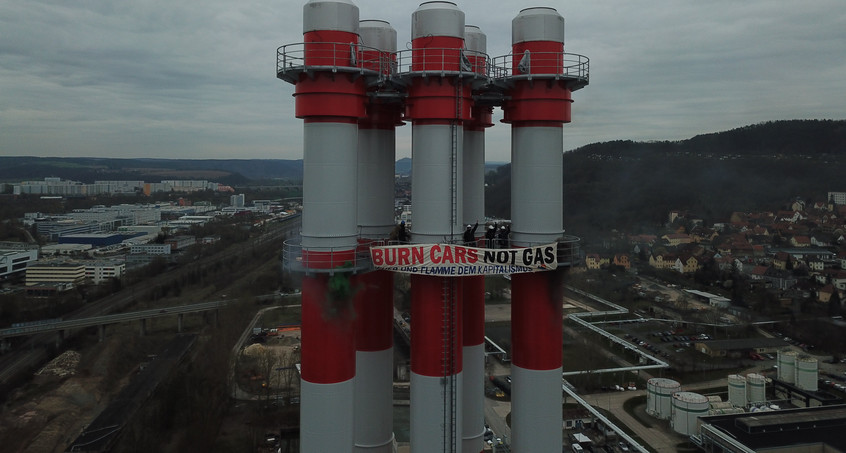 Klimaaktivisten klettern auf Schornsteine von Jenaer Heizkraftwerk