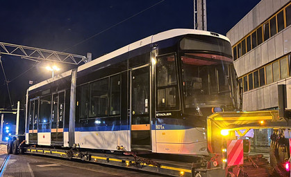 Jena freut sich über Ankunft der ersten neuen Lichtbahn 