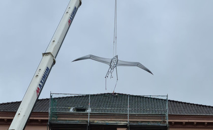 Deswegen landet hier ein riesiger, stählerner Vogel auf dem Dach des Landestheaters