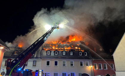 Zwei Wohnhäuser in Zeulenroda in Flammen - 100 Einsatzkräfte bei Löscharbeiten 
