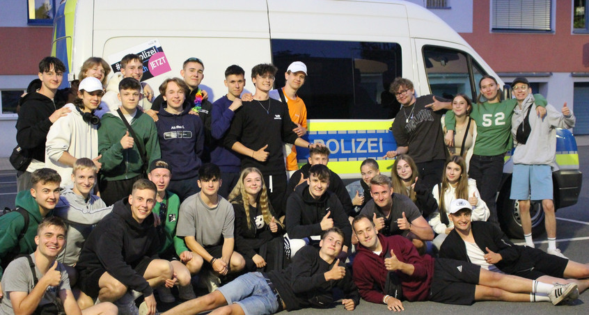 Jugendgruppe ruft nach Abgasgeruch und Qualm im Bus Polizei zur Hilfe