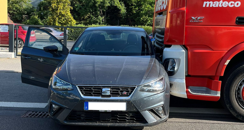 Video zeigt, wie Lkw in Erfurt Auto vor sich herschiebt - 13.000 Euro Schaden