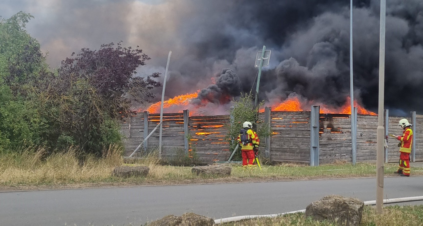 Altholzlager brennt in Schwerborn - 100.000 Euro Schaden 