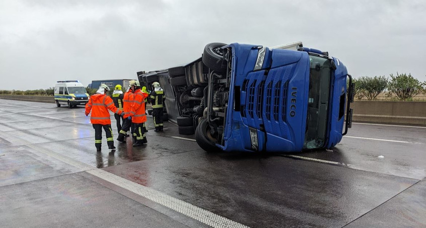 Möbel-Lkw kippt auf A4 um - Kilometerlanger Stau
