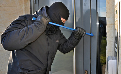 Einbrecher helfen ausgesperrtem Bewohner zurück in die Wohnung