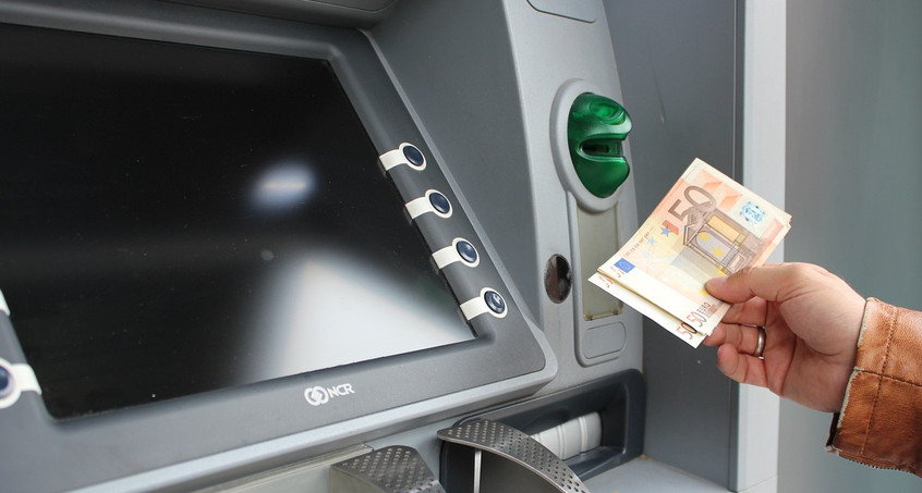 Frau lässt Tausende Euro im Geldautomaten liegen und wird bestohlen