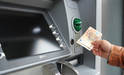 Frau lässt Tausende Euro im Geldautomaten liegen und wird bestohlen