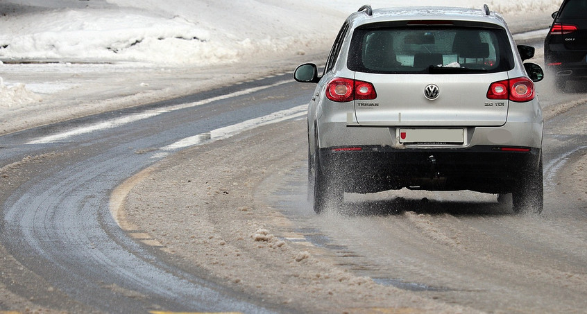 Wintereinbruch in Thüringen: Glatte Straßen, Unfälle und liegengebliebene Lkw