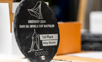 Pokale aus Schiefer für den Biathlon Weltcup