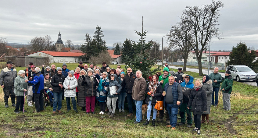 Happy End in Mönchenholzhausen: Es steht wieder ein Baum 
