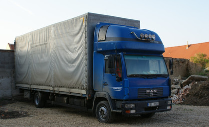 Planenschlitzer an LKW auf A4 unterwegs