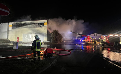Brand in Mühlhausen: Lagerhalle steht in Flammen