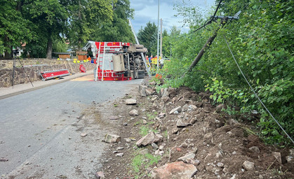 Unfall auf dem Weg zur Hilfe - Feuerwehrfahrzeug kippt um