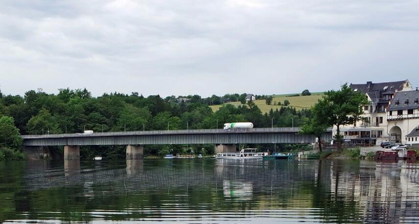 Weiter Vollsperrung der Brücke in Saalburg