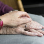 tagespflegen-als-rettungsring-weggefallen-hands-2906458_1920_c_01