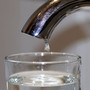 haeuser-ohne-trinkwasserversorgung-wasser-glas-wasserhahn_c_01