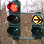 wie-schalten-ampeln--ampel-kreuzung-verkehr-auto_c_01