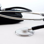 kraetze-auf-dem-vormarsch-stethoskop-krankenhaus-arzt-untersuchung_c_02