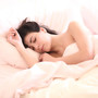 schlaftypen-in-beziehungen-bett-frau-schlafen-matratze-nacht_c_0