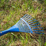 rechen-statt-laubblaeser--leaves-broom-3406799_640_c_01