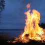 weihnachtsbaeume-entsorgen-feuer-lagerfeuer-nacht_c_01