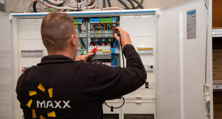 maxx solar & energie  -  Wir suchen Elektriker/in  für Service, Montage und Wartung an PV-Anlagen & Batteriespeichern